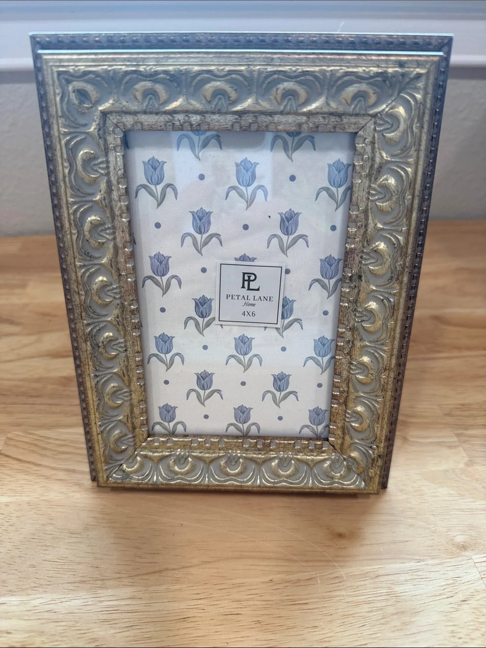 Vintage inspired ornate picture frame. 4x6.